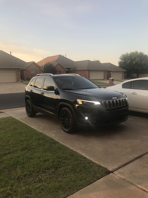 Bmw Jeep Black, Good Cars For Women, All Black Suv, Jeep Grand Cherokee Aesthetic, Jeep Cherokee Aesthetic, Jeep Compass Aesthetic, Black Jeep Cherokee, Jeep Compass Black, Black Jeep Grand Cherokee