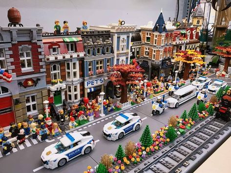 Raffaele 📷 Maiorino on Instagram: “From Facebook (group: Amazing Lego Modular Buildings) (link:…” Lego Cities Layout, Lego City Buildings, Lego Modular Buildings Display, Lego City Ideas Buildings, Lego Modular Buildings, Lego City Display, Big Lego Sets, Lego Ninjago City, Ninjago City