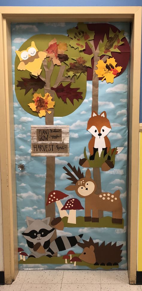 Woodland Display Classroom, Daycare Forest Theme, Kindergarten Forest Theme, Animal Theme Daycare Room, Forest Classroom Door Ideas, Classroom Door Decorations For Fall, Woodland Theme Door Decoration, Fall Theme Daycare Room, Woodland School Theme