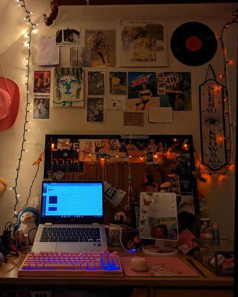 college dorm desk set up inspo Dorm Set Up Ideas, Room Set Up Ideas Layout Bedrooms, Japanese Dorm Room, Dorm Room Set Up Layout, Room For 5 People, College Dorm Desk Ideas, Dorm Set Up Layout, Gryffindor Dorm Room, Harry Potter Dorm Room