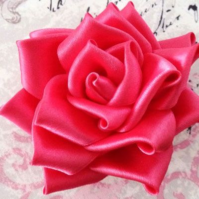 This gorgeous silk ribbon rose is made with kanzashi tecnique ! It's not as difficult as it seems: you just need to fold the petals and sew ( or glue ) them together. With this nice step-by-step video craft tutorial you can make the rose easily! You can create the roses from any silk /satin ribbons , textiles or anything foldable material that you have at hand. It's a perfect spring decoration,  or an accessory. Ribbon Flowers Diy, Satin Ribbon Roses, Ribbon Flower Tutorial, Satin Ribbon Flowers, Rose Tutorial, Ribbon Rose, Spring Decoration, Head In The Clouds, Kanzashi Flowers