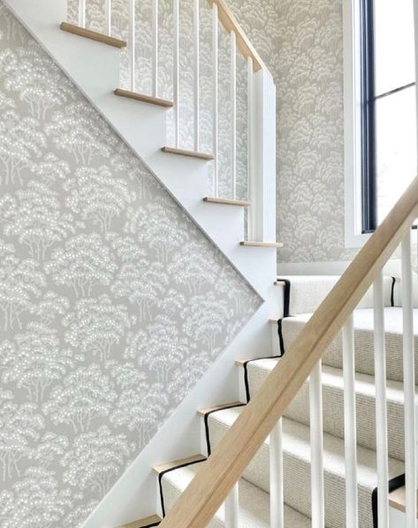 @celuiddesign - Farrow & Ball Hornbeam wallpaper in a stairway. #farrowandballwallpaper Farrow And Ball Wallpaper, Timeless Wallpaper, Wallpaper Classic, Boston Design, Scenic Wallpaper, Wallpaper Interior, Painter And Decorator, Farrow And Ball Paint, Painted Front Doors