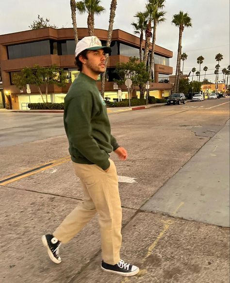 Mens Clothing Styles Converse, Chill Fall Outfits Men, Classy Skater Outfit Men, Men Fitted Hat Outfit, Mens Outfits With Beanies, Mens Style California, San Diego Mens Fashion, Mens Fitted Hats Outfit Street Styles, Australia Mens Fashion