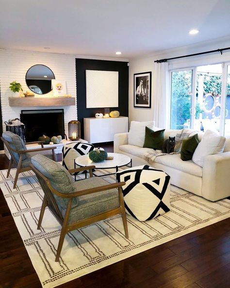 Homes to dream on Instagram: “⁣ 𝐁𝐥𝐚𝐜𝐤&𝐖𝐡𝐢𝐭𝐞 𝐥𝐢𝐯𝐢𝐧𝐠 𝐫𝐨𝐨𝐦: perfect combination! 👌⁣ ⁣ ▪ A clear example of how to use black and white to decorate. In addition, both colors…” Kalmar, Sitting Room Ideas Cozy, Dreamy Living Room, Disruptive Design, Grey Walls Living Room, Halloween Kitty, White Living Room Decor, White Couch, Grey Couch Living Room