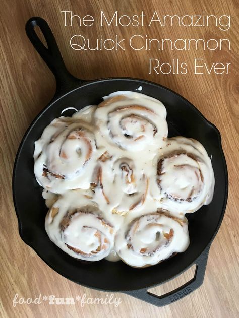 Comfort Bake, Cast Iron Cinnamon Rolls, Recipes Cinnamon Rolls, Skillet Cinnamon Rolls, Camping Recipes Breakfast, Hot Rolls, Quick Cinnamon Rolls, Breakfast Skillet Recipes, Skillet Bread