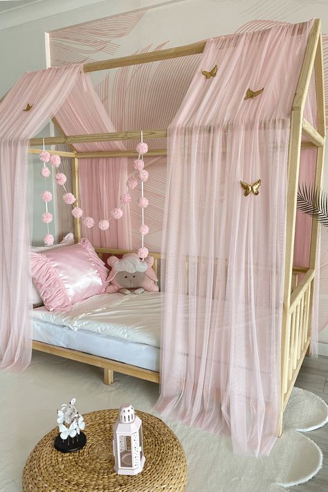 You can close all areas of your Montessori Beds and provide your child with a peaceful sleep and a nursery. Canopy Beds Kids, House Beds For Kids With Canopy, Room With Canopy Bed Bedroom Ideas, Montessori Bed Frame Diy, Floor Bed Canopy Ideas, House Bed Decoration Ideas, Princess Floor Bed, Two House Beds In One Room, House Bed Canopy Ideas