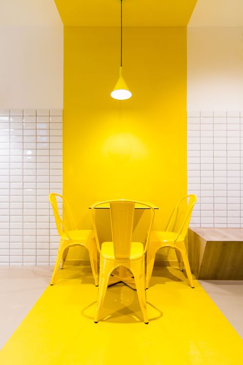 Restaurant Decoration Ideas, Office Cafeteria Design, Yellow Restaurant, Interior Design Yellow, Mood Palette, Cafeteria Design, Yellow Wall Decor, Innovative Office, Restaurant Chair