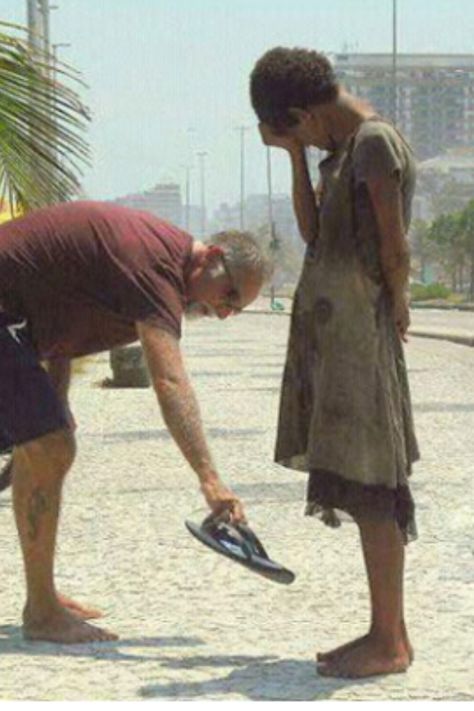 Good people are out there. I've actually done this. That poor girl at Virginia Beach, I still think of her and hope she has found happier times. Humanity Restored, Robin Sharma, Helping People Quotes, Foto Langka, Seth Godin, Human Kindness, Faith In Humanity Restored, Kindness Matters, Skateboarder