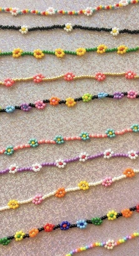 multiple different patterns of beaded flower necklaces Bead Necklace Pattern, Flower Bead Necklace, Body Jewelry Diy, Handmade Jewelry Business, Homemade Necklaces, Beaded Necklace Tutorial, Beaded Necklace Patterns, Beaded Bracelets Tutorial, Beaded Necklace Diy