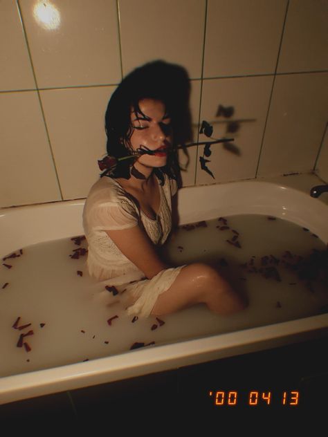 Cool Bathtub Photoshoot, Bathtub Milk Photoshoot, Bathtub Roses Photoshoot, Bathtub Photoshoot Woman, Milk Bathtub Photoshoot, Milk Tub Photoshoot, Bath Tub Shoot Ideas, Bathtub Photoshoot Grunge, Creepy Bathtub Photography