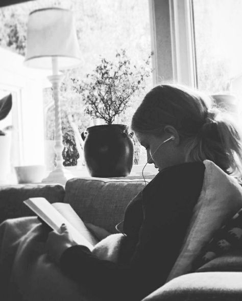 Girl Reading Book Aesthetic, Reading Book Aesthetic, Girl Reading Book, Shotting Photo, Photographie Portrait Inspiration, Woman Reading, Reading A Book, Trik Fotografi, Girl Reading