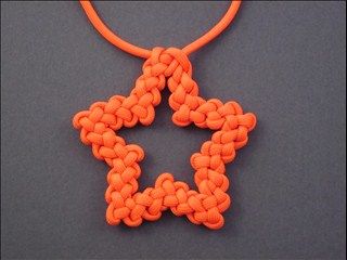 Tutorials for lots of nifty knots and cords (including this DeAna Star Sinnet)-- by fusion knots Paracord Christmas, Paracord Necklace, Cords Crafts, Paracord Diy, Paracord Tutorial, Paracord Knots, Knot Braid, Macrame Tapestry, Paracord Projects