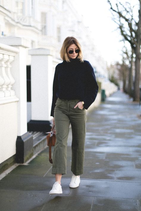 Olive Pants Outfit, Emma Hill, Green Pants Outfit, Pijamas Women, Olive Jeans, Wide Leg Pants Outfit, Olive Pants, Look Jean, Leg Pants Outfit