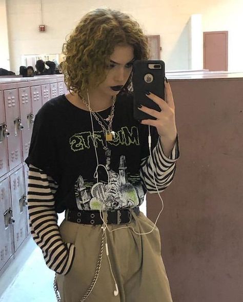 Urban Outfitters Outfit, Goth Outfit, Outfit Trends, Grunge Goth, Alternative Outfits, Tshirt Outfits, Grunge Style, Edgy Outfits, Mode Vintage