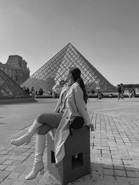 Louvre Museum Pose Ideas, Best Paris Photo Ideas, Paris Trip Photos, Poses In Paris Photo Ideas, Disney Paris Photos, Louvre Pics Ideas, Photo Idea In Paris, Louvre Museum Picture Ideas, Posing In Paris