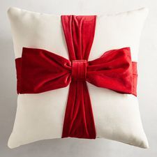 Cushion Ideas, Make A Pillow, Diy Christmas Decorations Easy, Christmas Pillows, Sewing Pillows, Christmas Decorations Rustic, Velvet Bow, Pillow Gift, Christmas Gift Wrapping