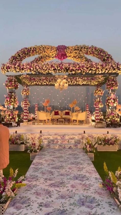 Reception Decoration Ideas, Hindu Wedding Decorations, Indian Wedding Venue, Wedding Decorations Ideas, Mandap Design, Wedding Setup, Wedding Decor Photos, Wedding Background Decoration, Wedding Entrance Decor