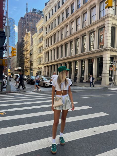 New York City, outfit New York Trendy Outfits, City Summer Outfits 2024, Chicago Outfit Aesthetic, Ocean City Outfits, Summer Outfits City Casual, Summer City Girl Outfits, Fancy New York Outfits, Lake Dinner Outfit, Nyc Sneakers Outfit