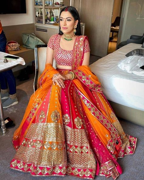 @shreedesignersaree: “Thisssssssssssssssssssssss Lehenga !!! 😍😍 We've Officially Fallen For This New Age Bridal Lehenga…” Dupatta Draping, Orange Lehenga, Simple Lehenga, Lehenga Dupatta, Latest Bridal Lehenga, Bridal Dupatta, Wedding Lehenga Designs, Lehenga Designs Simple, Red Lehenga