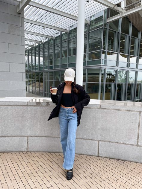 Style corset top for fall. Styled with black blazer, baseball hat and loafers fall 2022 outfits Black Sando Outfit, Sando Outfit, Black Sando, Style Corset Top, Style Corset, Loafers Outfit, Dinner Outfit, White Caps, Dinner Outfits