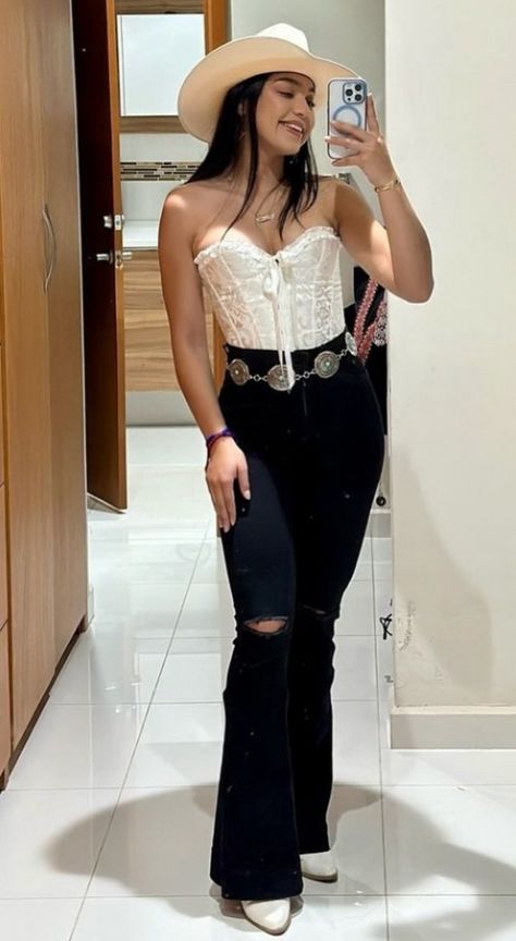 Western Outfits With Black Boots, Tejano Concert Outfit Women, Cowgirl Corset Outfit, Western Outfits Women Black, Norteñas Outfit Women, Outfit Jaripeo, Bellbottom Jean Outfits, Vaquera Outfit Mexican Women, Rancho Aesthetic