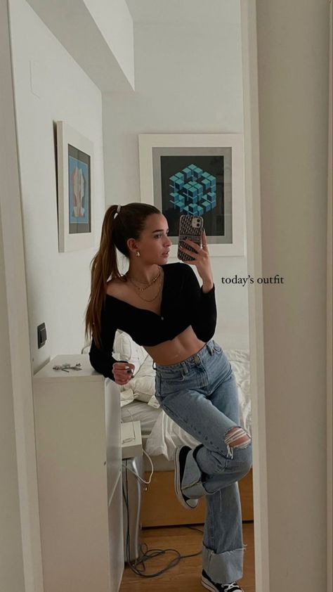 Instagram Story Ideas Outfit, Bruh Girl Outfits, Girl Outfits Aesthetic, Dress Up Style, Converse Fashion, Sophia Birlem, Skater Girl Outfits, Old Outfits, Teenage Girl Outfit