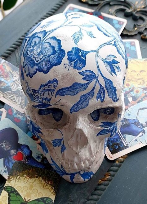 Styrofoam Skull Painting Ideas, Skull Ideas Decor, Skull Sculpture Art, Painted Skull Ideas, Jawbone Art, Paper Mache Skull, Skull Mosaic, Calavera Halloween, Decorated Skulls