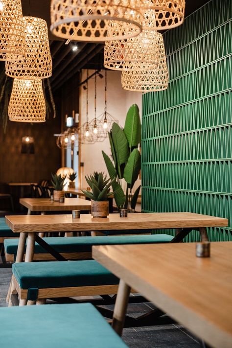 Bali Indonesia Restaurants, Resto Design Ideas, Mayan Interior Design, Thai Restaurant Design Interiors, Trendy Restaurant Design Inspiration, Hawaiian Restaurant Design, Decor Restaurant Ideas, Trendy Restaurant Design, Small Restaurant Design Ideas