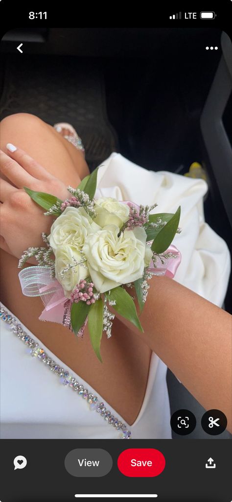 Prom Corsage Pink, Corsage Formal, Prom Corsage White, Prom Bouquet Ideas, Formal Corsage, Elegant Flower Arrangements, Gold Corsage, Prom Flowers Corsage, White Corsage