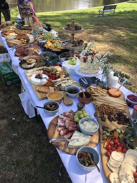 Long Table Engagement Party, Engagement Party Garden Ideas, Aesthetic Outdoor Party Decor, Table Setting Engagement Party, White Backyard Engagement Party, Engagement Party Night, Engagement Party Barbeque, Garden Party Food Ideas Summer, Simple Backyard Engagement Party