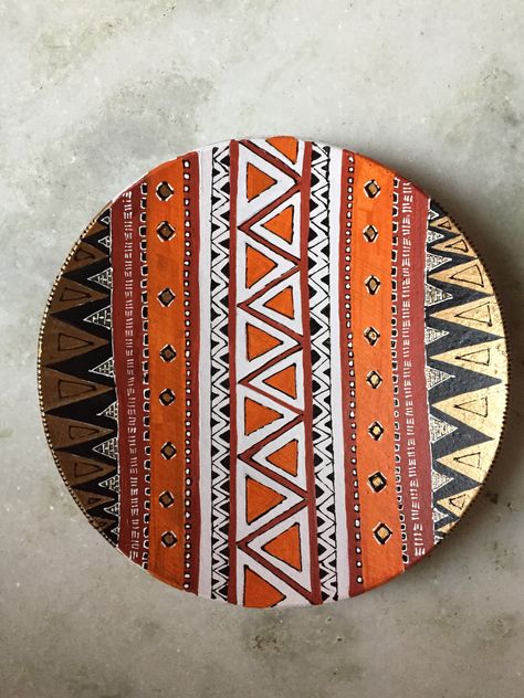 Ceramicas Mandala Wall Plates, Ceramic Plate Wall Decor, Terracotta Plate Painting Ideas, Terracotta Plate Painting, Plate Art Ideas, Wall Plate Painting Ideas, Africa Art Painting, Drawing On Plates, Plate Painting Ideas Diy