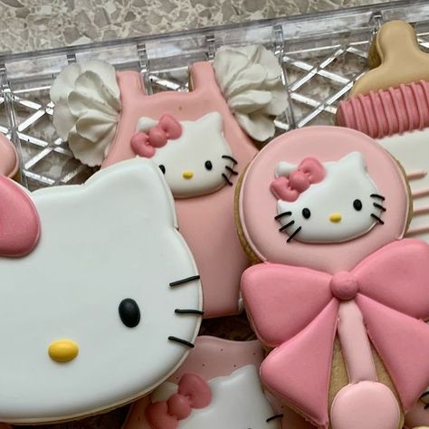 Macuqui Galletas Decoradas Mexicali on Instagram: "set de Hello kitty, ahora para baby shower ✨🫶🏻
.
.
.
.
.
.
.
.
.
.
.
#hellokittycookies #hellokitty #cookies #royalicingcookies #edibleart #instagram #instacookies #galletasdecoradas #decoraredcookies #sugarcookies #cookiesofinstagram #galletasmexicanas #galletasmexico #galletaspersonalizadas #babyshowercookies #babyshowercookieset" How To Make Hello Kitty Cookies, Hello Kitty Baby Shower Invitations, Hello Kitty Cookies Aesthetic, Hello Kitty Baby Shower, Pink Onsie Cookie, Hello Kitty Cookies, Shower Cookies, Baby Shower Cookies, Edible Art