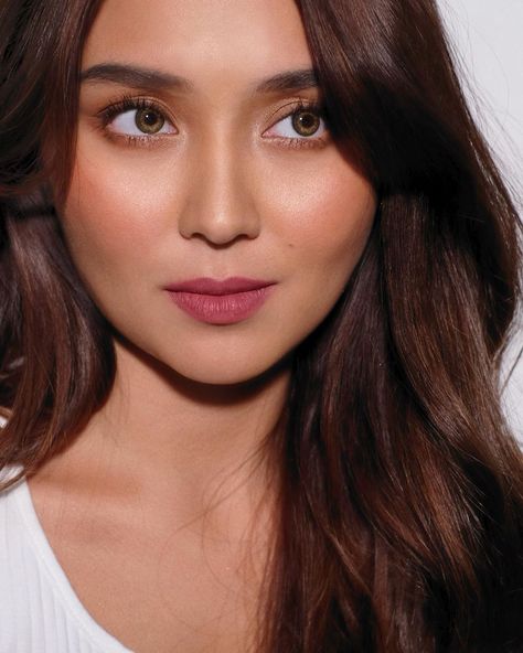 Always so beautiful, Kath! ✨🌟 @bernardokath  @johnvalle20 (photo and hair) @janaranilla (styling) @bernardomin @iamtitavi… Contact Lenses For Morena, Kathryn Bernardo Make Up, Contact Lenses For Filipina, Hair Color For Morena Skin Filipina, Morena Makeup, Natural Contact Lenses, Office Makeup, Filipiniana Dress, Graduation Makeup