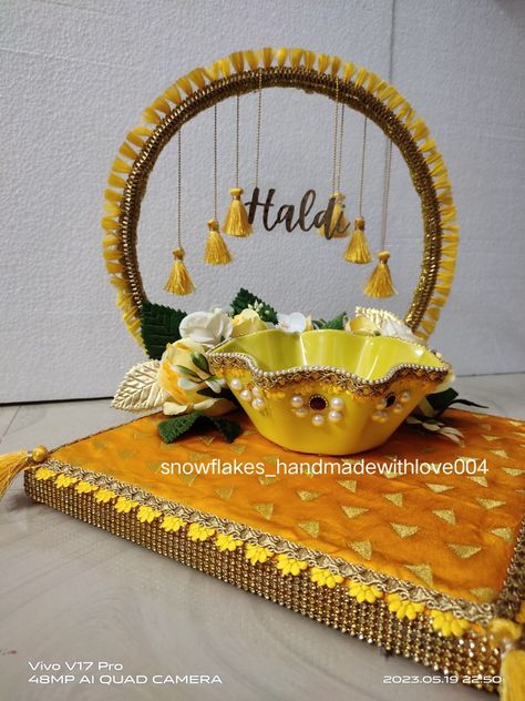 Handmade by Neha 

nehamandrekar24@gmail.com Haldi Platter Decoration Ideas At Home, Diy Haldi Platter, Mehndi Platter Ideas, Haldi Dish Decoration Ideas, Haldi Platter Ideas, Mehendi Platter Ideas, Haldi Tray Decoration Ideas, Haldi Thali Decoration Ideas, Wedding Tray Decoration Ideas