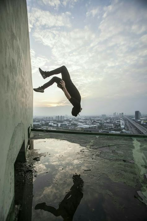 Tune into your parkour instincts! Parkour Gym, Action Pose Reference, Anatomy Poses, Human Poses Reference, Human Poses, Dynamic Poses, Figure Drawing Reference, Body Poses, Break Dance