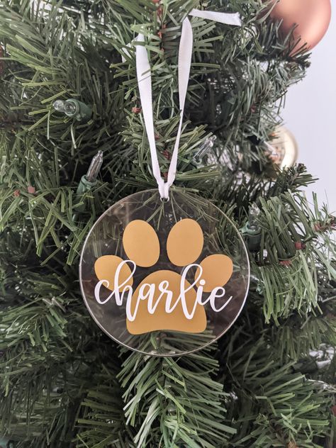 Personalized Christmas Gifts Cricut, Acrylic Disk Ornament, Cricket Ornaments, Cricut Xmas Gift Ideas, Cricut Ornament Ideas, Acrylic Ornaments Diy, Christmas Cricut Projects To Sell, Dog Ornaments Christmas, Cricut Ornament