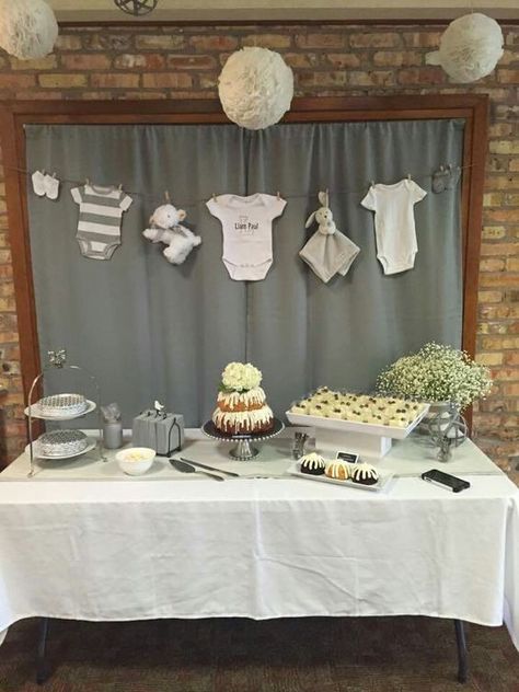 Baby Shower Clothesline Ideas | Hanging onesies is a great idea for baby shower decorations. It\'s like a DIY banner and you can do it for a girl, boy, or neutral baby shower. Pin it. #babyshower #babyshowerdecorations #decoration Baby Shower Clothesline, Shower Farmhouse, Babyshower Party, Idee Babyshower, Baby Shower Invitaciones, Shower Bebe, Fiesta Baby Shower, Cozy Farmhouse, Baby Shower Winter