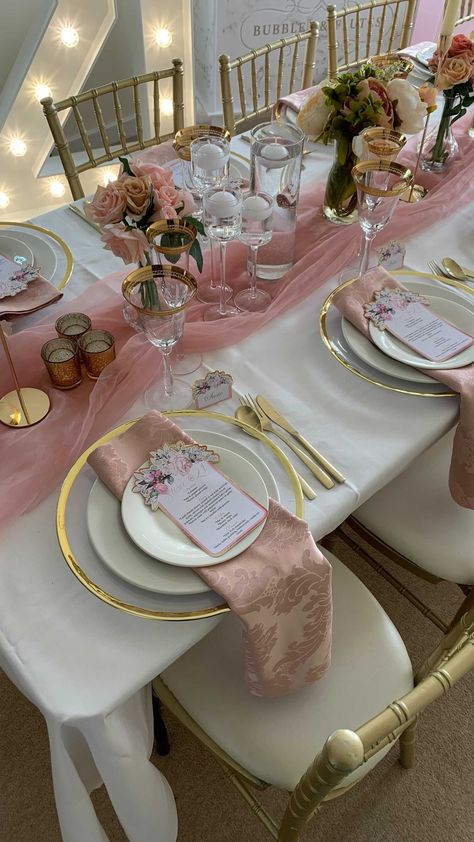 حفل توديع العزوبية, Dinner Party Table Settings, Pink Quince, Sweet 17, Birthday Table Decorations, Birthday Display, Birthday Dinner Party, Dinner Party Table, Pink Birthday Party