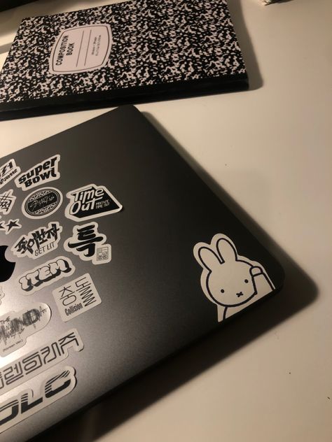 Stickers On Black Laptop, Aesthetic Laptop With Stickers, Ipad With Stickers Aesthetic, Black Laptop Stickers Ideas, Black Macbook Aesthetic, Mac Stickers Aesthetic, Computer Decoration Ideas Stickers, Laptop Sticker Aesthetic, Stickers For Ipad Case