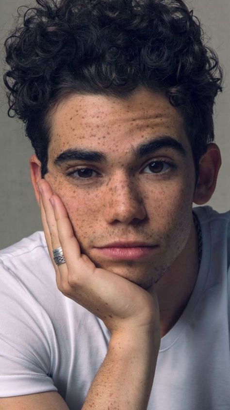 Cameron Boyce Aesthetic, Carlos Descendants, Cameron Boys, Void Stiles, Actors Male, Boy Celebrities, Cameron Boyce, Disney Boys, Celebrity Dads