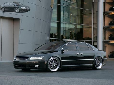 Black Volks Wagen Phaeton tuning Classic European Cars, Vw Phaeton, Custom Porsche, Volkswagen Phaeton, Fine Art Landscape Photography, Volkswagen Models, Vw Cars, Audi A8, European Cars