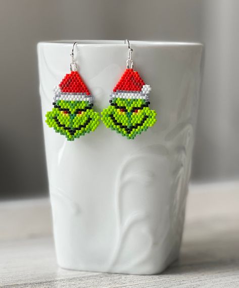 Grinch Earrings, Miyuki Beads Pattern, Beautiful Beaded Earring, Seed Bead Jewelry Patterns, Handmade Beaded Earrings, Homemade Earrings, Seed Bead Crafts, Holiday Beading, Miyuki Delica Beads