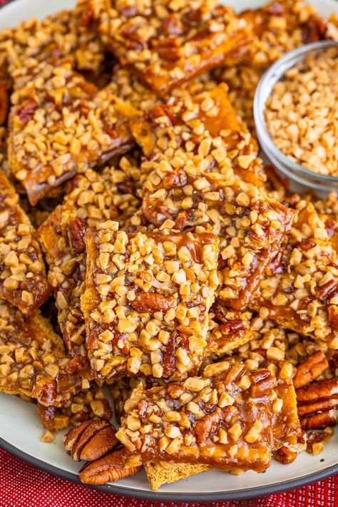 Easy Graham Cracker Toffee with Heath Bits Graham Cracker Toffee, Toffee Bark, Pretzel Toffee, Potato Candy, Cracker Toffee, Toffee Recipe, Heath Bars, Toffee Bars, Cracker Cookies