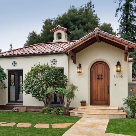 75 Mediterranean Exterior Home Ideas You'll Love - March, 2022 | Houzz Spanish Style Home Exterior, Modern Spanish Style Homes, Modern Spanish Style, Mediterranean Homes Exterior, Mediterranean Exterior, Mediterranean Mansion, Spanish Bungalow, Tuscan Style Homes, Mediterranean Interior