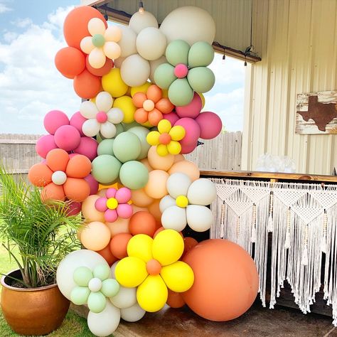 Flower Power Balloon Arch, Colorful Flower Birthday Theme, Flower Power Pool Party, Flower Garland Birthday, Groovy Balloon Backdrop, Spring Ballon Decoration, Balloon Decorations Flowers, Flower Balloon Arch Diy, Flower Power Bridal Shower Theme