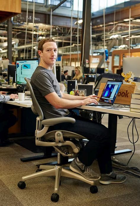 Mark Zuckerberg / CEO of Meta / Menlo Park / California / 2017 Mark Elliot Zuckerberg, Casa Open Space, Menlo Park California, Architect Studio, Working Room, Fresh Living Room, Corporate Office Design, Initial Public Offering, Work Spaces