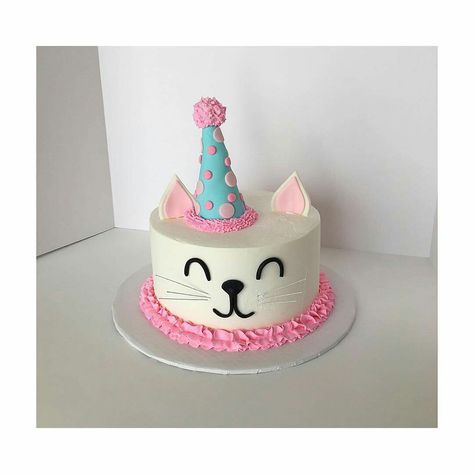 Kitty birthday cake Cake Kitty, Kitten Birthday Party, Birthday Cake For Cat, Cat Themed Birthday Party, Kitten Party, Kitten Birthday, Cat Birthday Party, Cat Cake, Baby Cakes