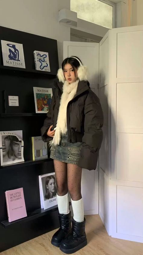 Korean Street Winter Fashion, Korea Cute Outfit, Winter Outfits Cool Street Style, Japan Outfit Inspiration, Aesthetic Winter Outfits Skirt, Cute Asian Winter Outfits, Short Winter Boots Outfits, Winter Fits Inspo Aesthetic, Skirt Outfits Aesthetic Winter