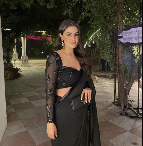 Black Saare Blouse Design, Jewelry With V Neck Dress Neckline, Blouse Designs For Sequin Saree, Fancy Full Sleeve Blouse Designs, Full Net Blouse Designs, Black Saree For Farewell Party, Farewell Sarees For Teens Aesthetic, Saree Blouse Full Sleeve Designs, Blouse Design For Girls Saree