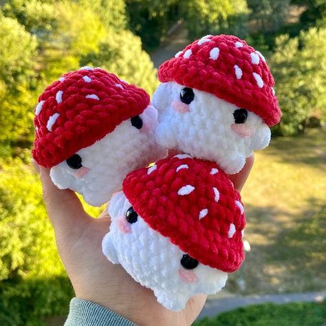 Knitted Bikinis, Knitting Keychain, Knitting Jokes, Knitting Journal, Knit Plush, Animal Plushies, Seni Korea, Fly Agaric, Easy Crochet Animals